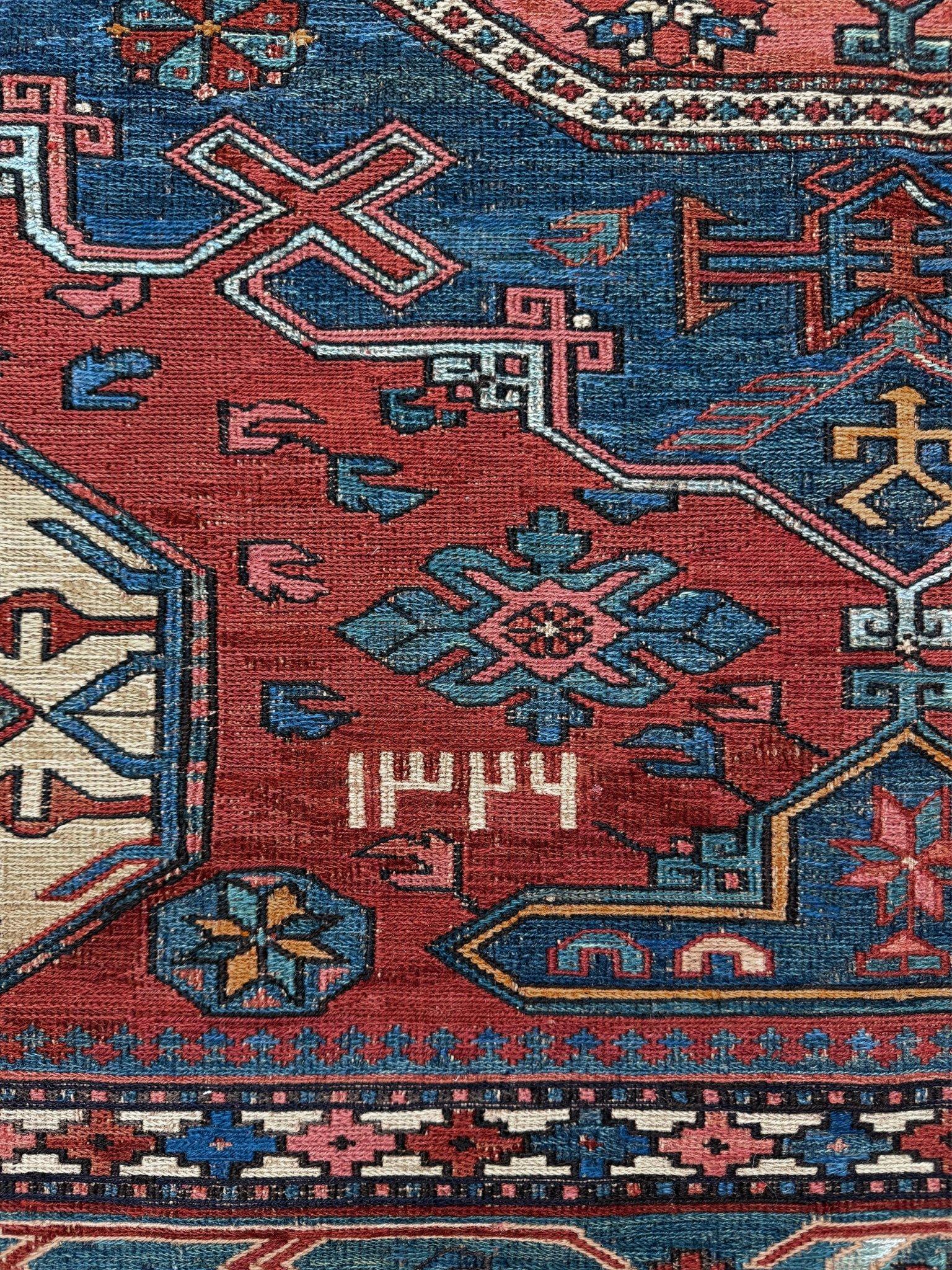 Ce tapis Konagkend Soumak du début du XXe siècle de la région de Kuba est une symphonie de géométrie et de folklore, avec une chaîne de médaillons octogonaux dansant sur une mer d'indigo profond et de rouge garance. Discrètement nichée dans le champ