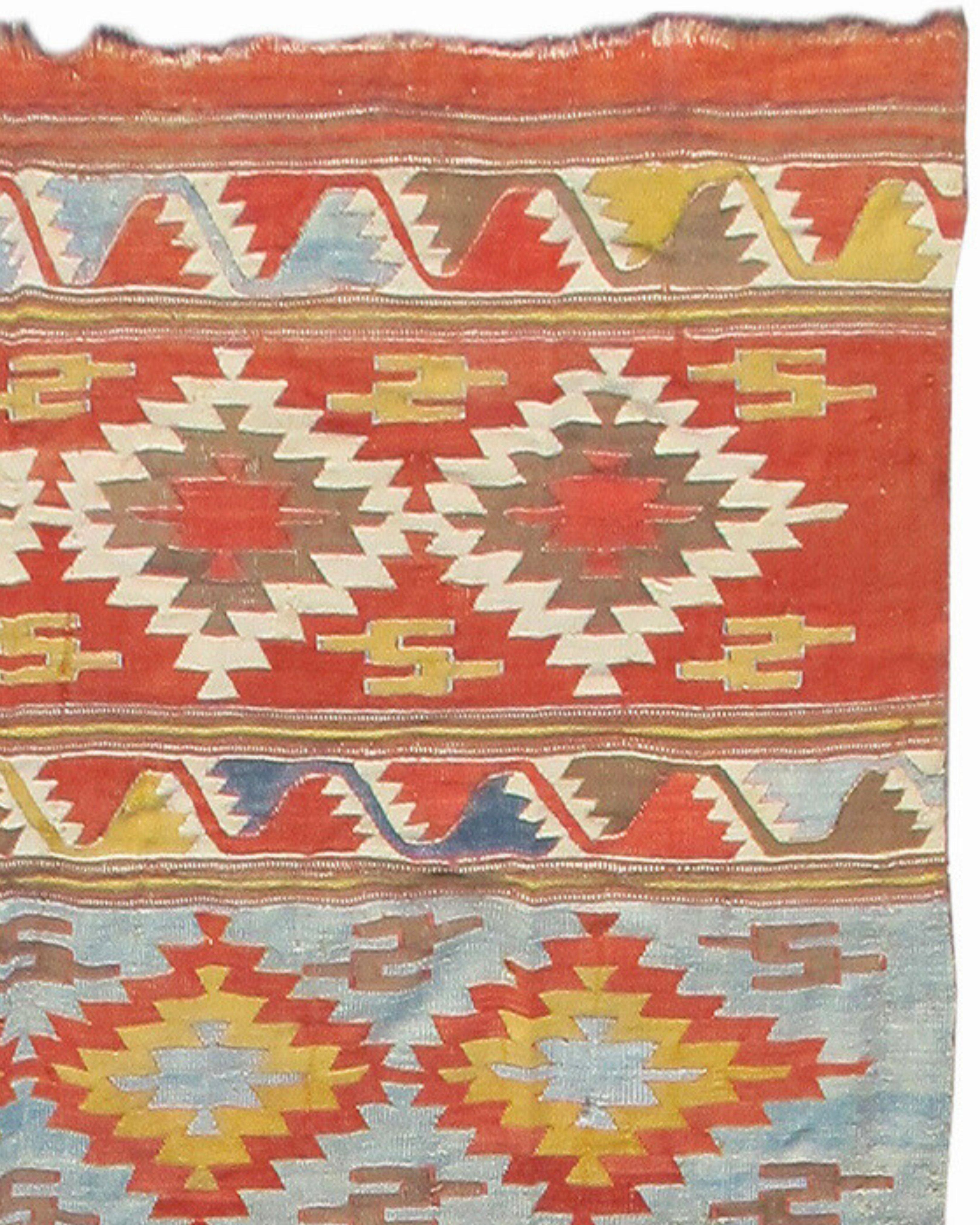 Kilim turc antique de Konya, vers 1800

Les couleurs et la géométrie des kilims anatoliens reflètent une tradition de tissage riche et ancienne. Cette pièce dessine des rangées de diamants en escalier emblématiques, éléments formulés en raison de la