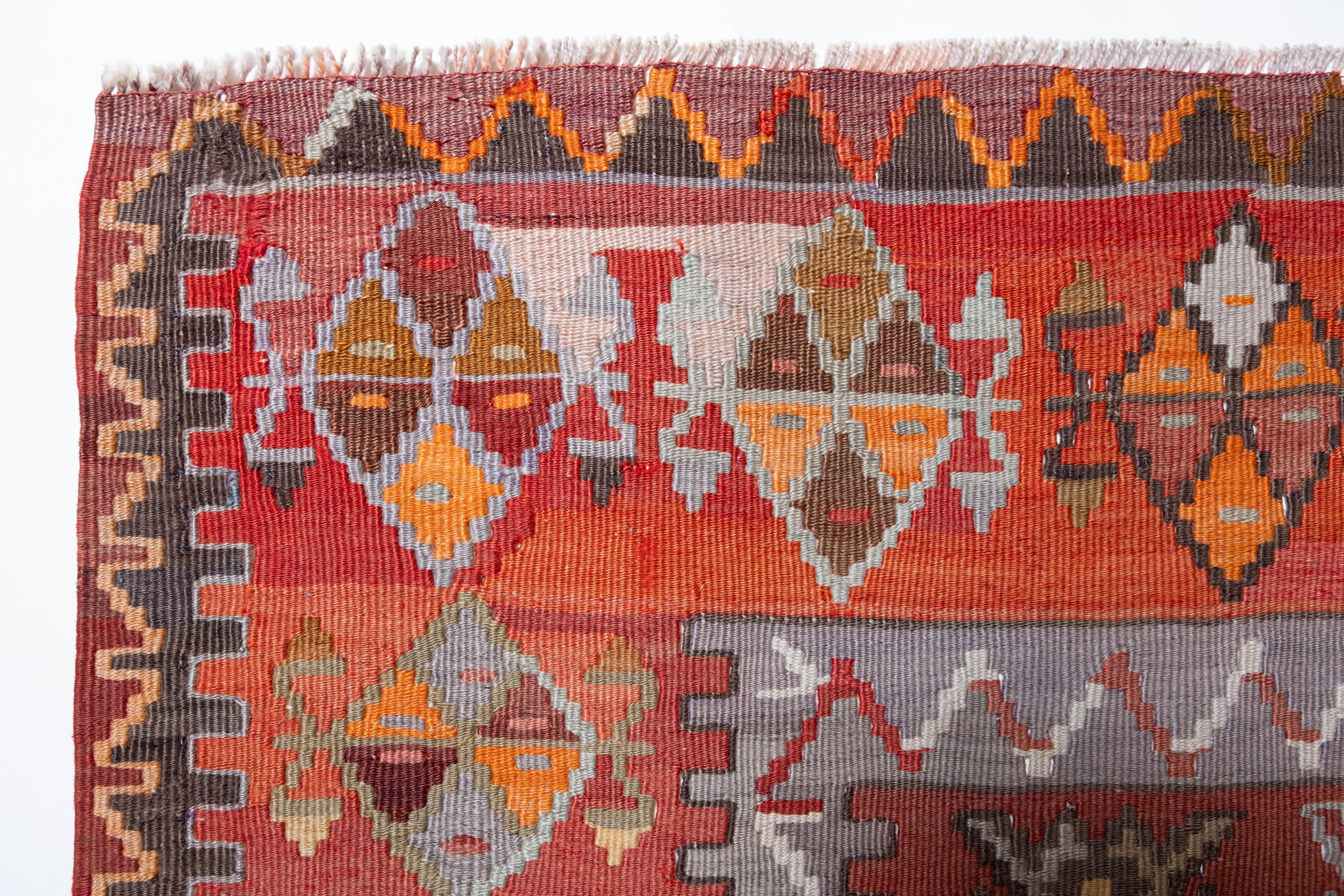Se trata de un kilim antiguo de Anatolia Central, procedente de la región de Konya, con una composición de colores rara y hermosa.

Este kilim antiguo, muy coleccionable, tiene maravillosos colores y texturas especiales, típicos de un kilim antiguo