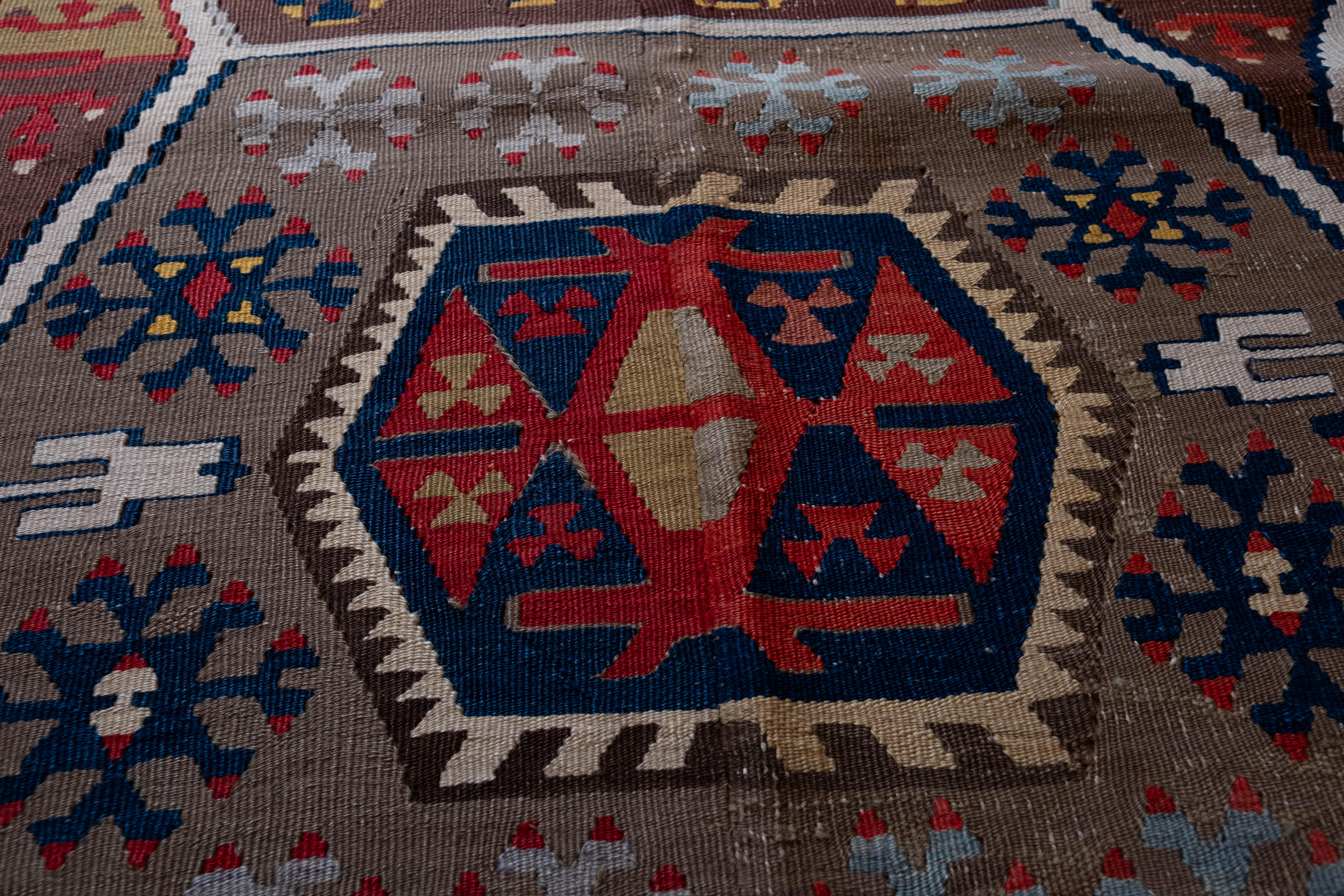 Antiker Konya-Kelim-Teppich aus Wolle aus dem alten Zentralalbanischen Türkischen Teppich (20. Jahrhundert) im Angebot