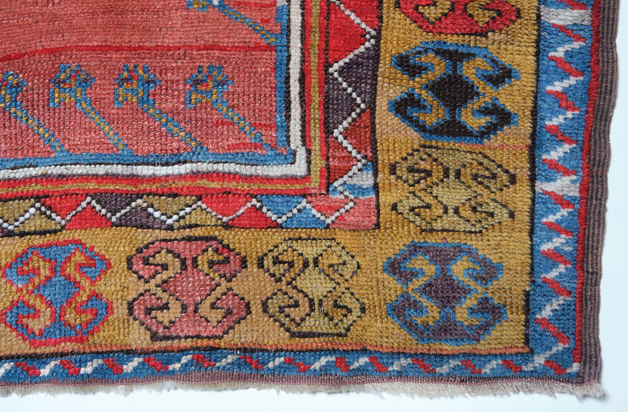 Dies ist ein antiker zentralanatolischer Gebetsteppich aus der Region Konya mit einer seltenen und schönen Farbkomposition.

Dies ist ein einzigartiges Beispiel für einen Gebetsteppich aus einem anatolischen Dorf mit einem typischen Muster und einer