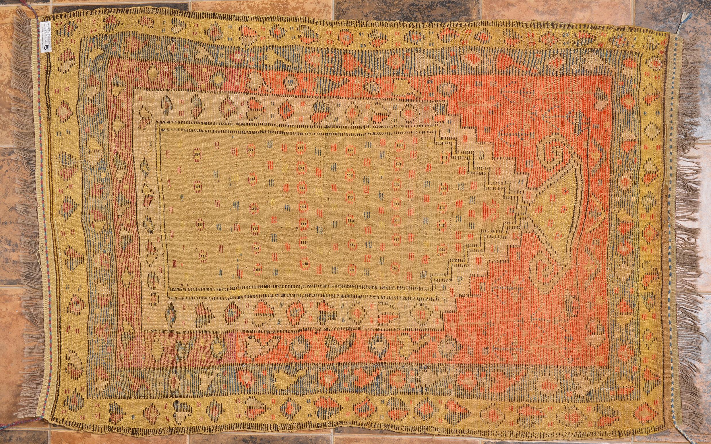 Antiker Konya Gebetsteppich, eine schöne Stammeskunst aus der Zentraltürkei aus dem 19. Jahrhundert mit fröhlichen Pastellfarben. 
Es ist ein echtes Produkt, das geschaffen wurde, um Ihnen Gesellschaft zu leisten und ein Teil Ihres Zuhauses zu