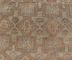 Alfombra antigua de Konya en tonos arena suave, beige cálido, gris pardo claro y arcilla descolorida