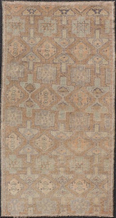 Alfombra antigua de Konya en tonos arena suave, beige cálido, gris pardo claro y arcilla descolorida