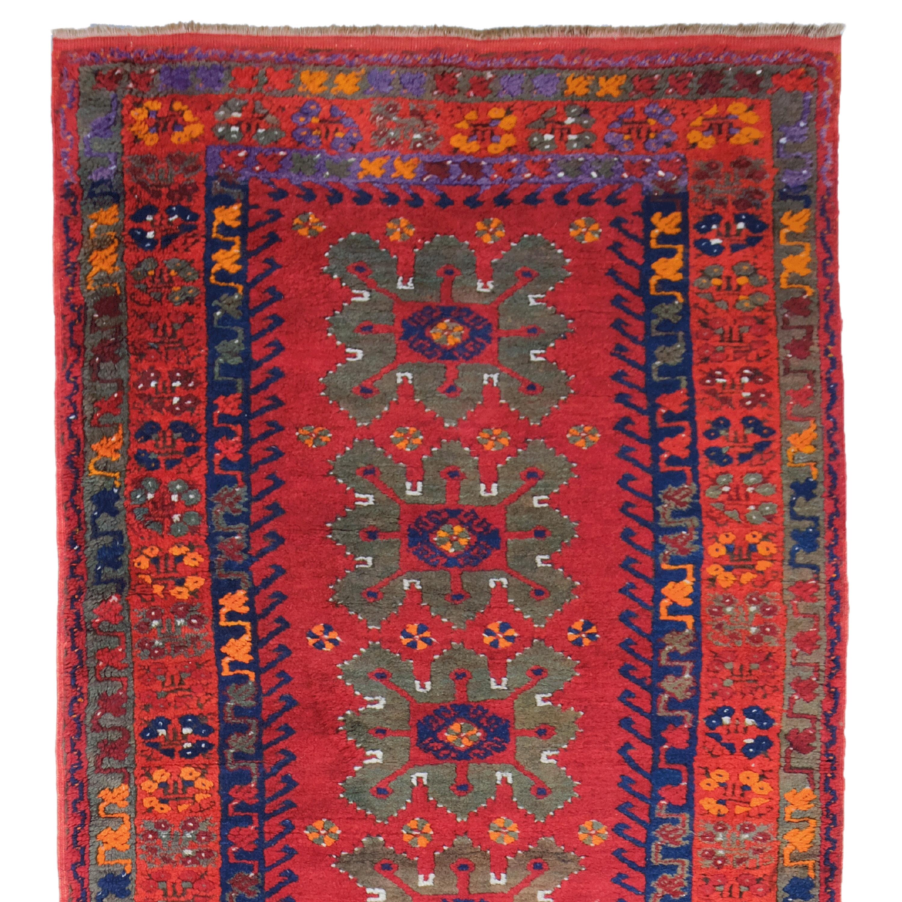 Colors and Patterns: The runner is decorated with complex geometric patterns and motifs in rich red, blue and yellow colors.
The central part is filled with symmetrical designs in lighter tones, surrounded by darker tones.
Edges: The numerous edges