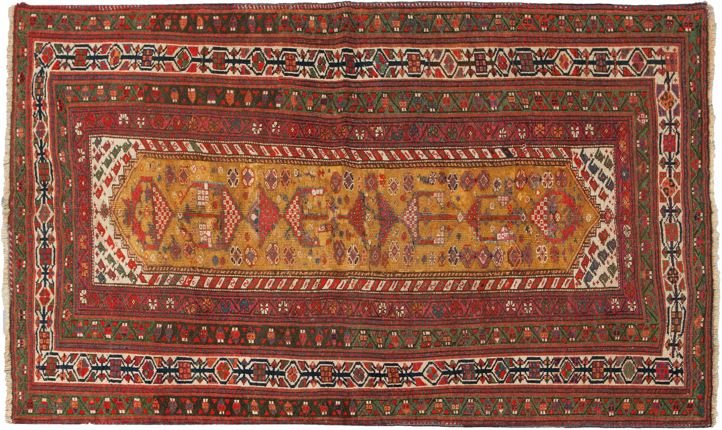 Tappeto antico Kordi
Insolito fondo color senape con boteh stilizzato ad ogni estremità incorniciato da bordi multi geometrici rossi, verdi e crema. Il colore di fondo senape si ottiene con un lavaggio speciale. La profondità dei colori e la