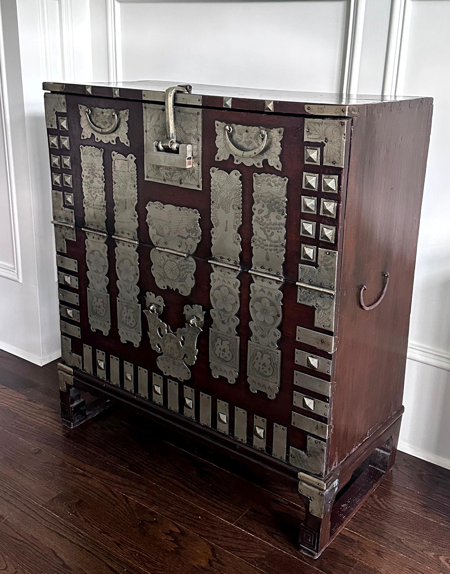 Antique Korean Bandaji Chest Pyongyang Joseon Dynasty In Fair Condition For Sale In Atlanta, GA
