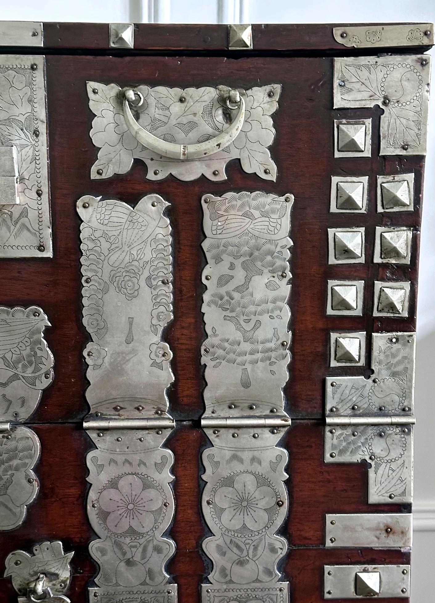 Antique Korean Bandaji Chest Pyongyang Joseon Dynasty For Sale 3