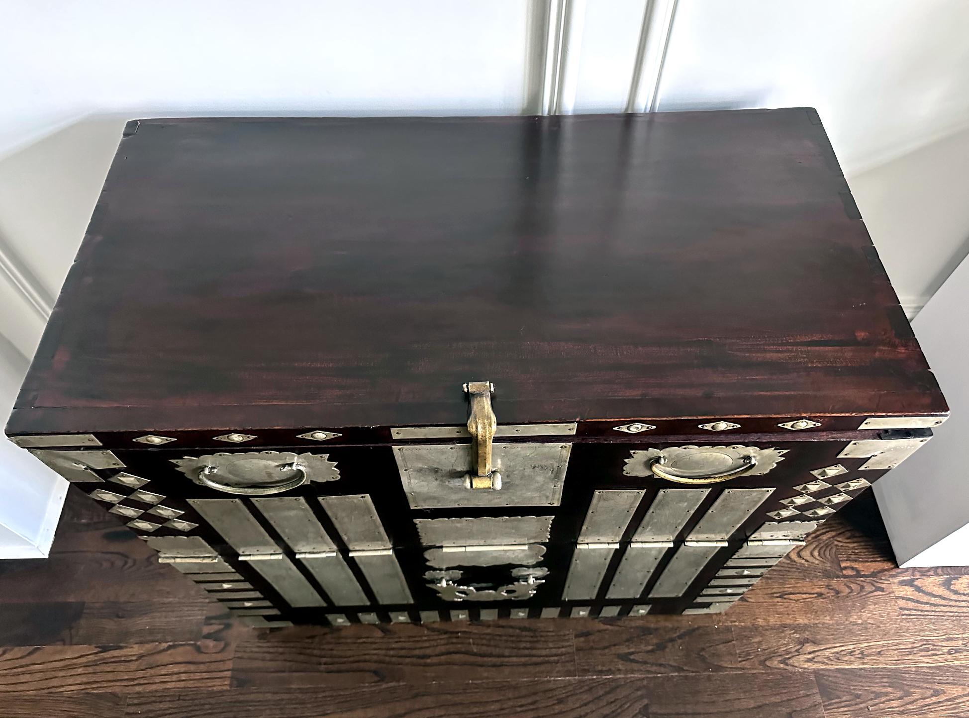 Antique Korean Bandaji Chest Pyongyang Joseon Dynasty In Good Condition For Sale In Atlanta, GA
