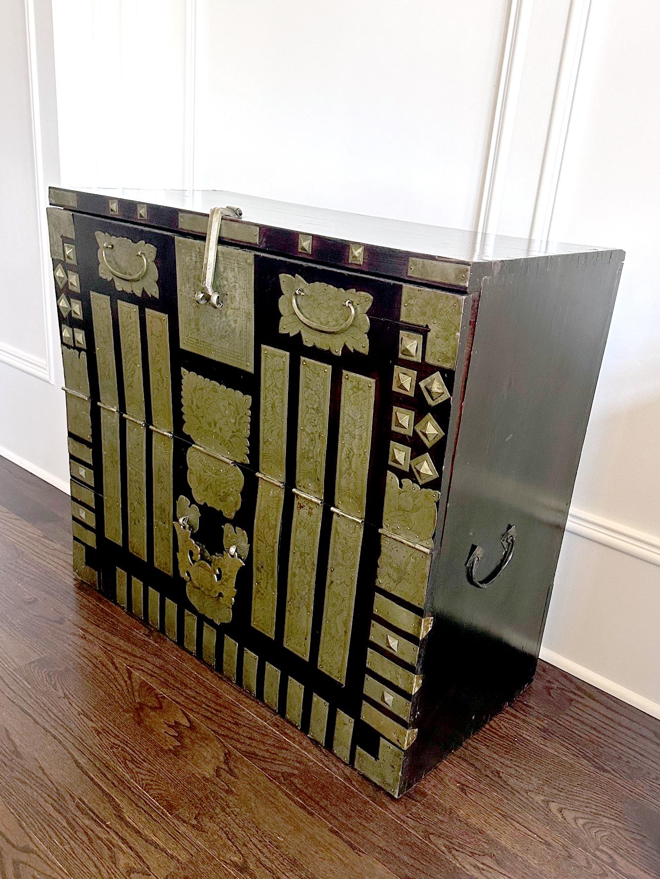 Antique Korean Bandaji Chest Pyongyang Joseon Dynasty In Good Condition For Sale In Atlanta, GA