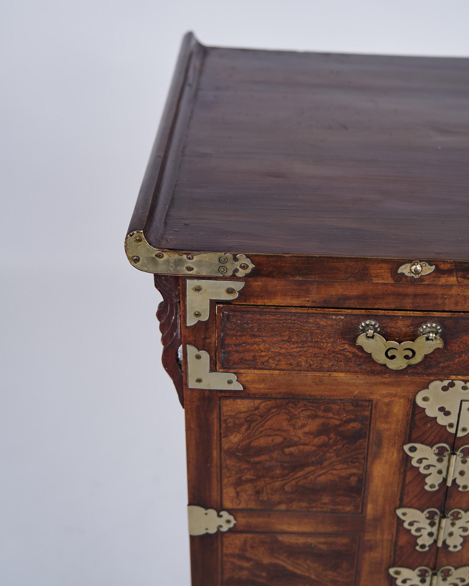 Antica cassapanca coreana Bandaji in legno scuro e ottone della dinastia Joseon in vendita 3