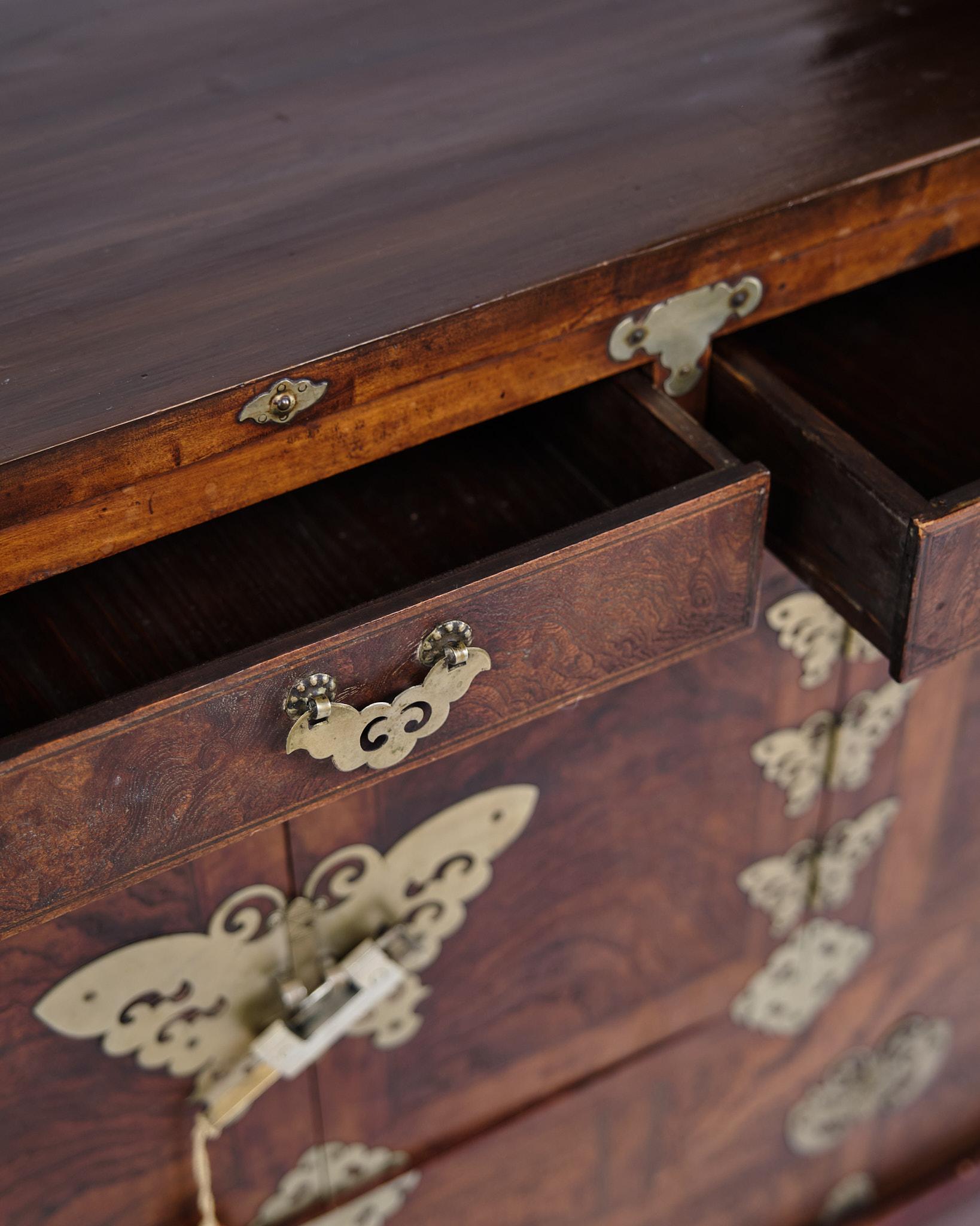 Antica cassapanca coreana Bandaji in legno scuro e ottone della dinastia Joseon in vendita 4