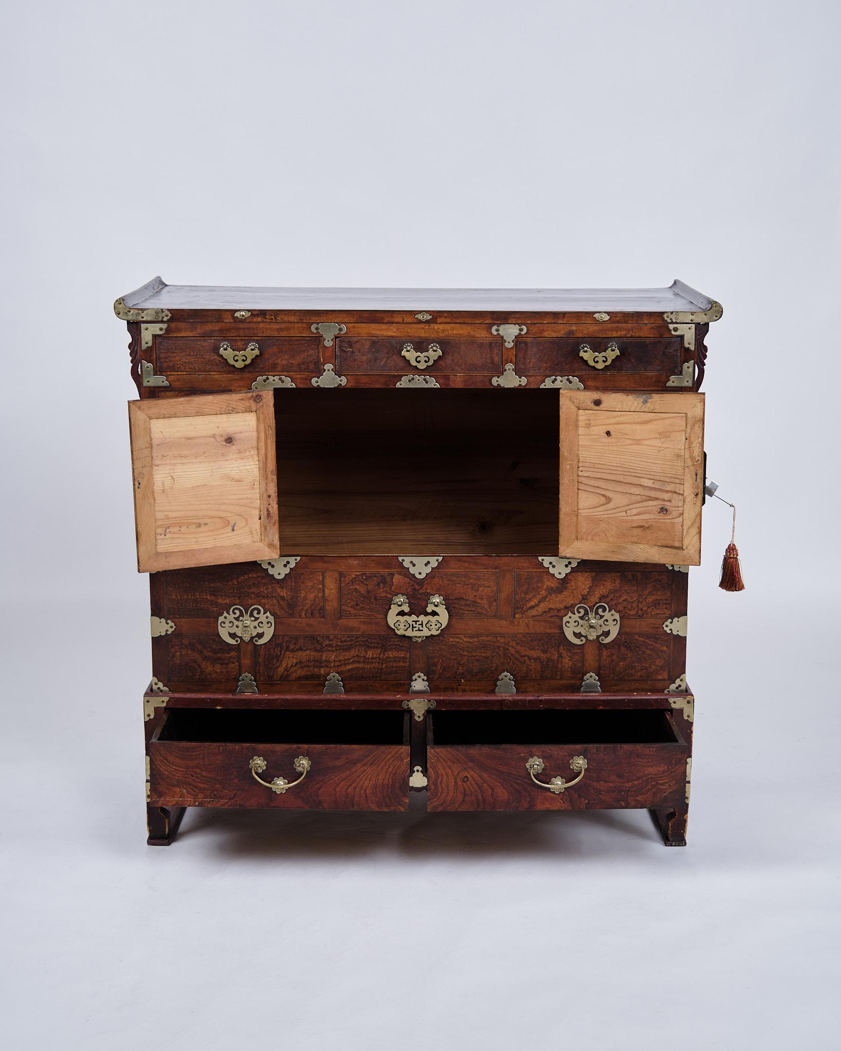 Altro Antica cassapanca coreana Bandaji in legno scuro e ottone della dinastia Joseon in vendita