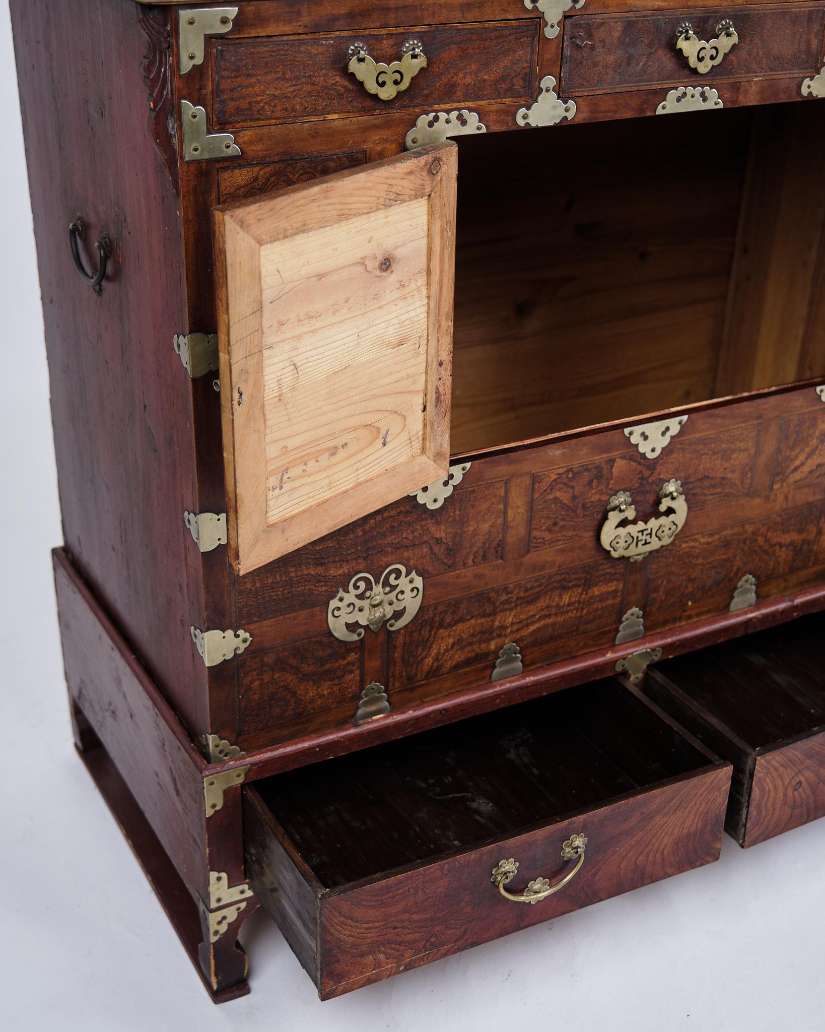 Coreano Antica cassapanca coreana Bandaji in legno scuro e ottone della dinastia Joseon in vendita