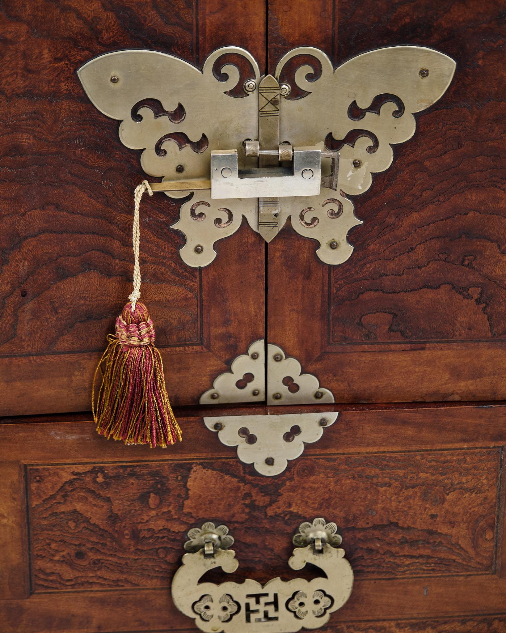 Antica cassapanca coreana Bandaji in legno scuro e ottone della dinastia Joseon In condizioni buone in vendita a Lejre, DK