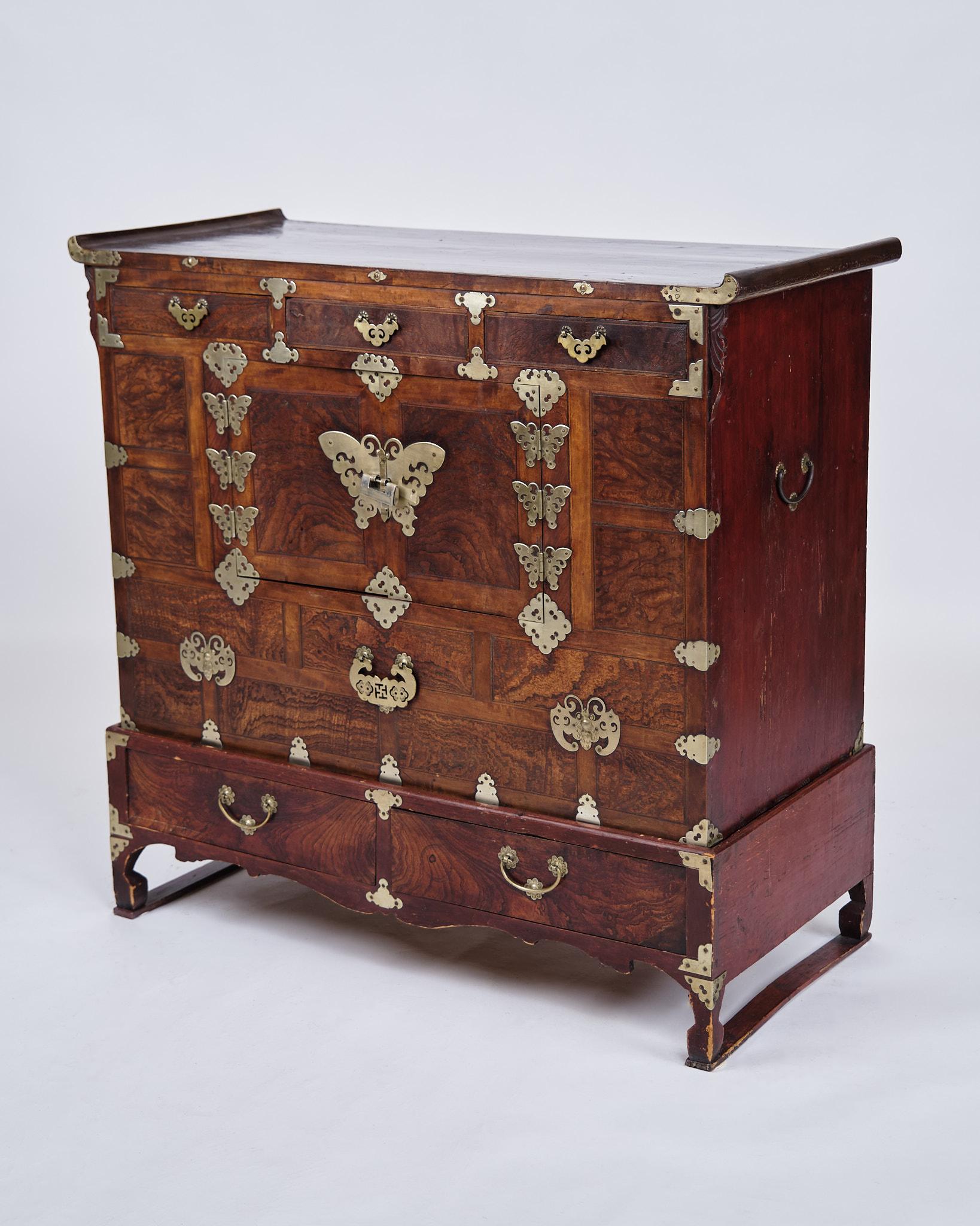 Inizio XX secolo Antica cassapanca coreana Bandaji in legno scuro e ottone della dinastia Joseon in vendita