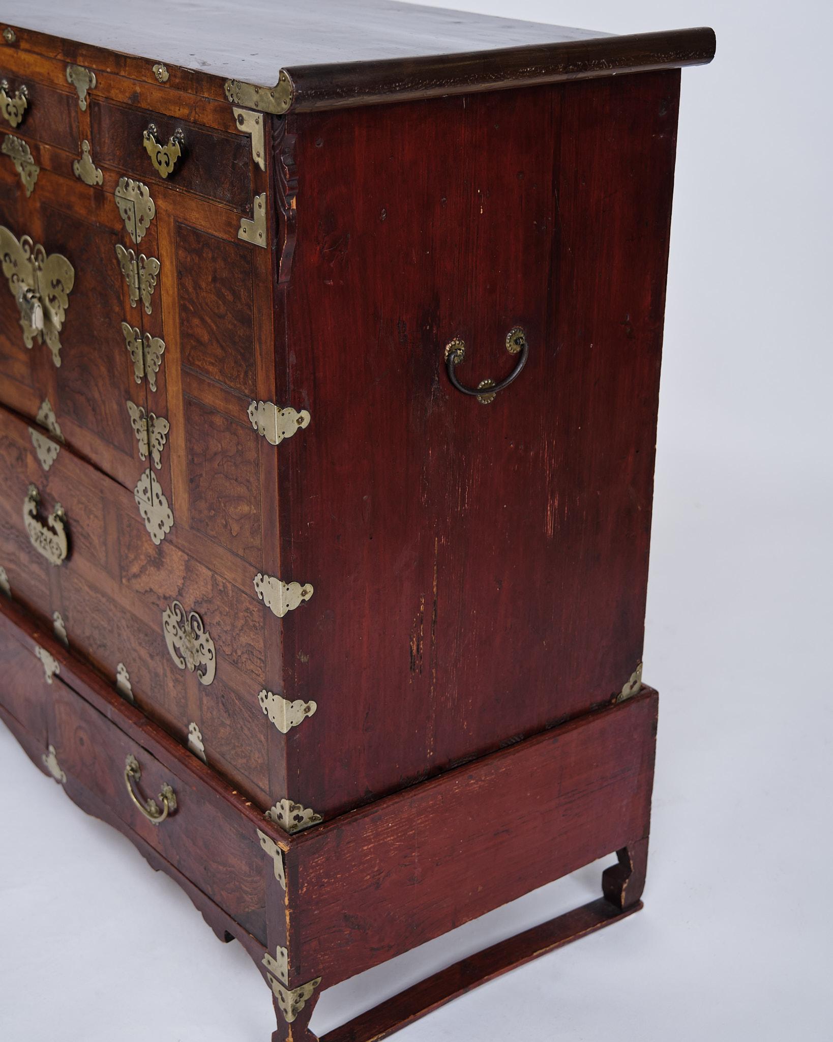 Ottone Antica cassapanca coreana Bandaji in legno scuro e ottone della dinastia Joseon in vendita