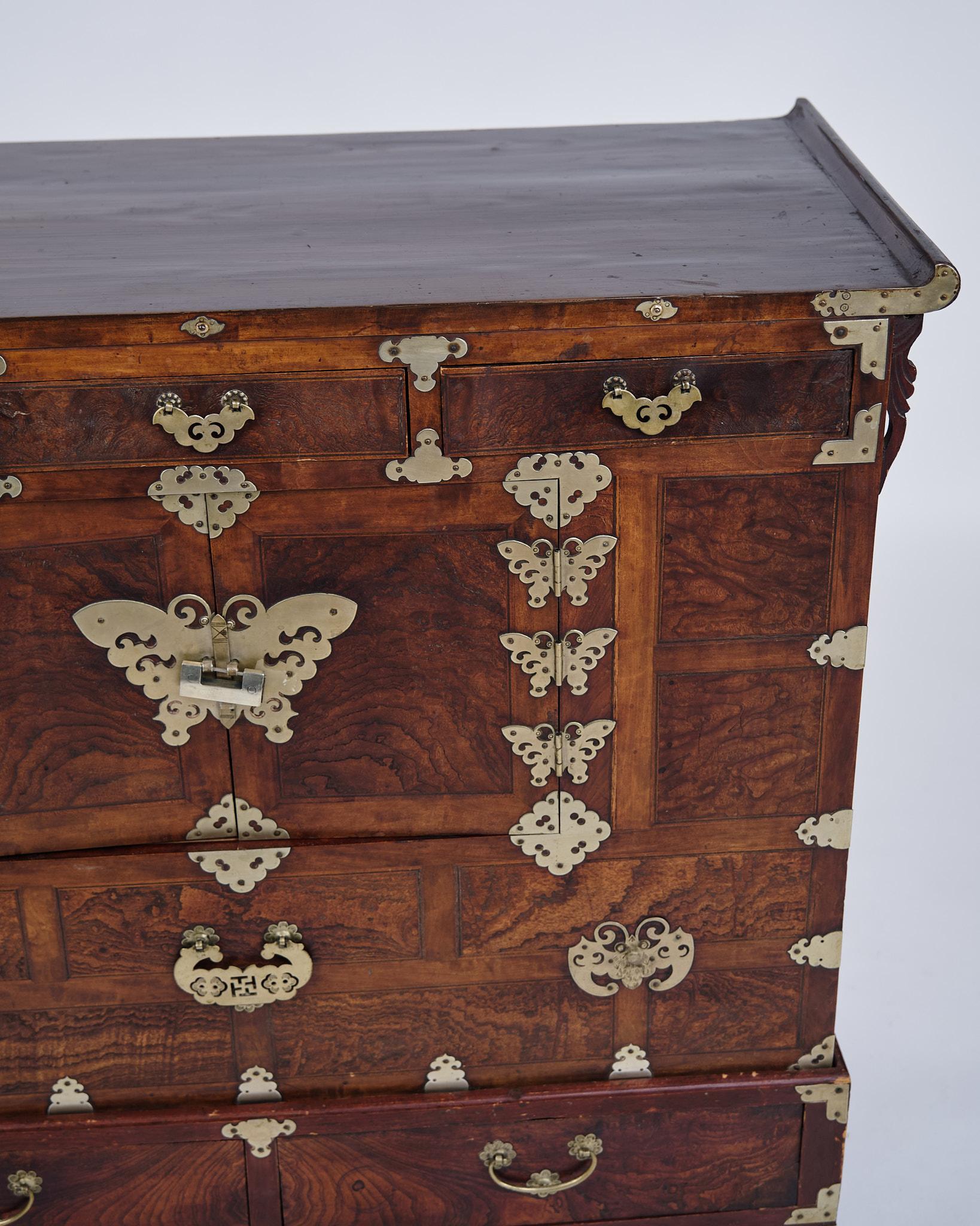 Antica cassapanca coreana Bandaji in legno scuro e ottone della dinastia Joseon in vendita 1