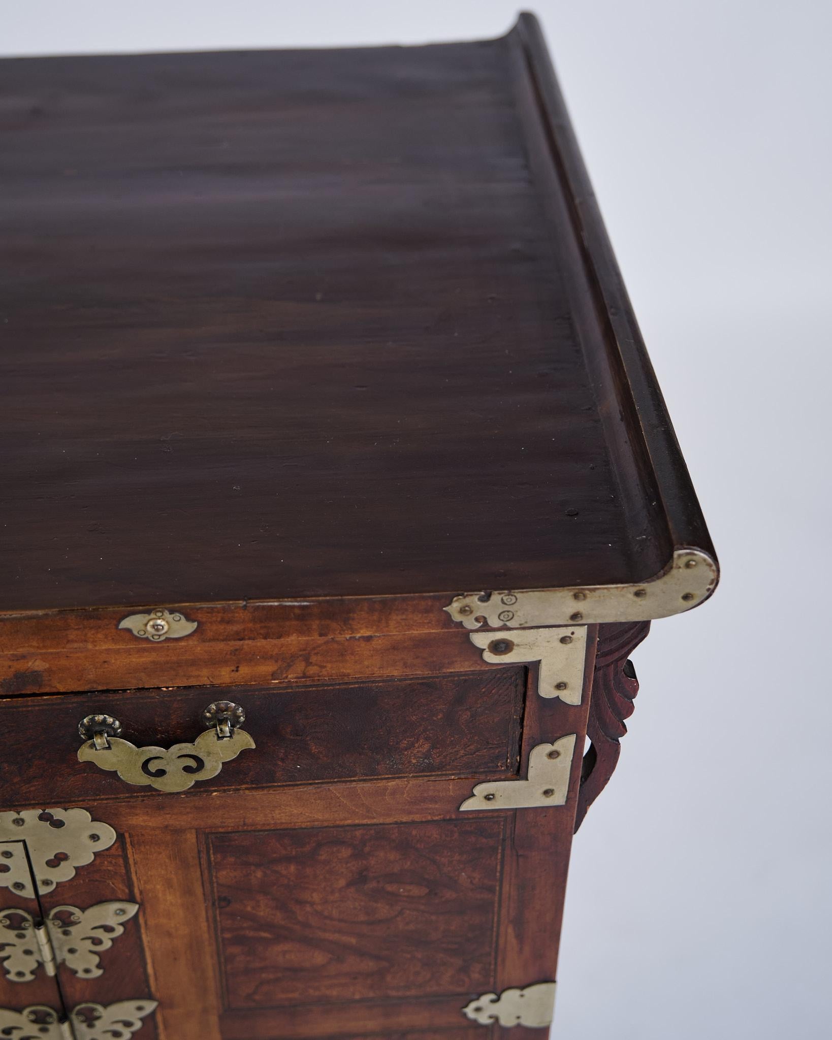 Antica cassapanca coreana Bandaji in legno scuro e ottone della dinastia Joseon in vendita 2
