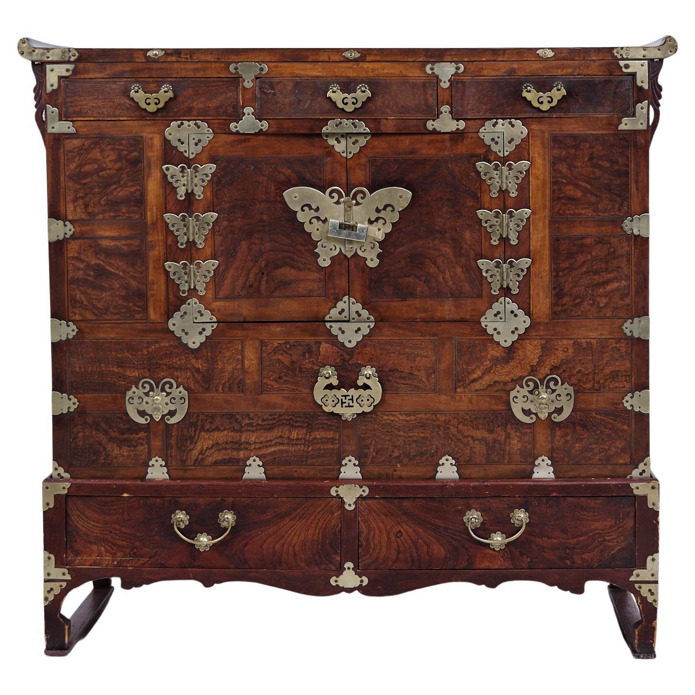 Antica cassapanca coreana Bandaji in legno scuro e ottone della dinastia Joseon in vendita