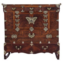 Antica cassapanca coreana Bandaji in legno scuro e ottone della dinastia Joseon