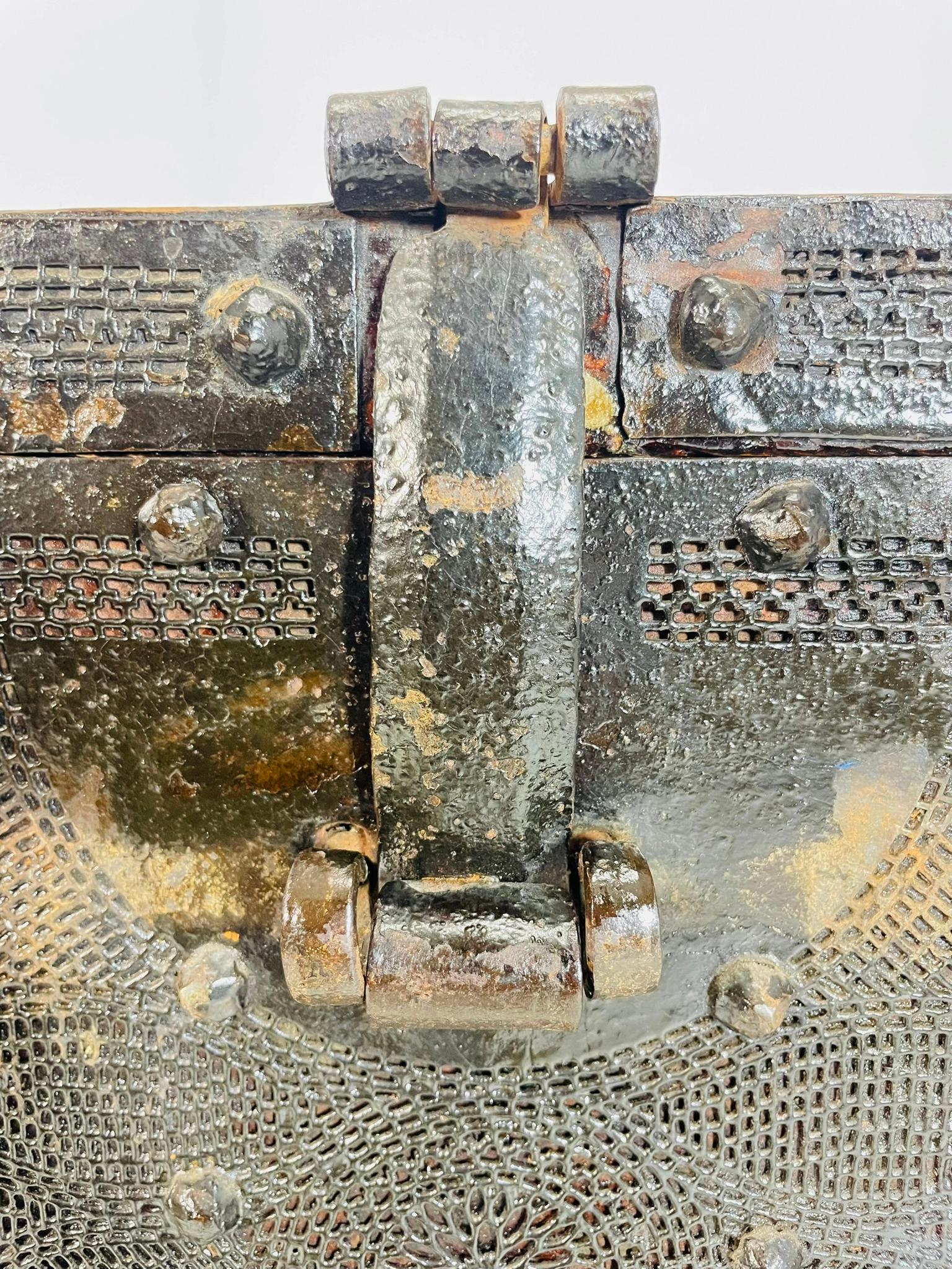 Antica cassapanca coreana con serratura in bronzo e ferramenta in ferro in vendita 3