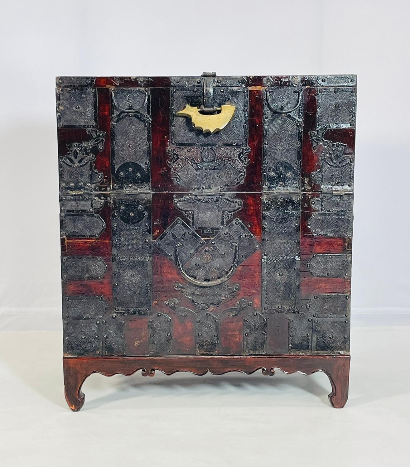 
Eleganza e charme per il tuo spazio abitativo con questa raffinata cassapanca coreana antica. Realizzata con precisione e attenzione ai dettagli, questa cassapanca presenta una splendida serratura in bronzo e ferramenta in ferro che aggiungono un
