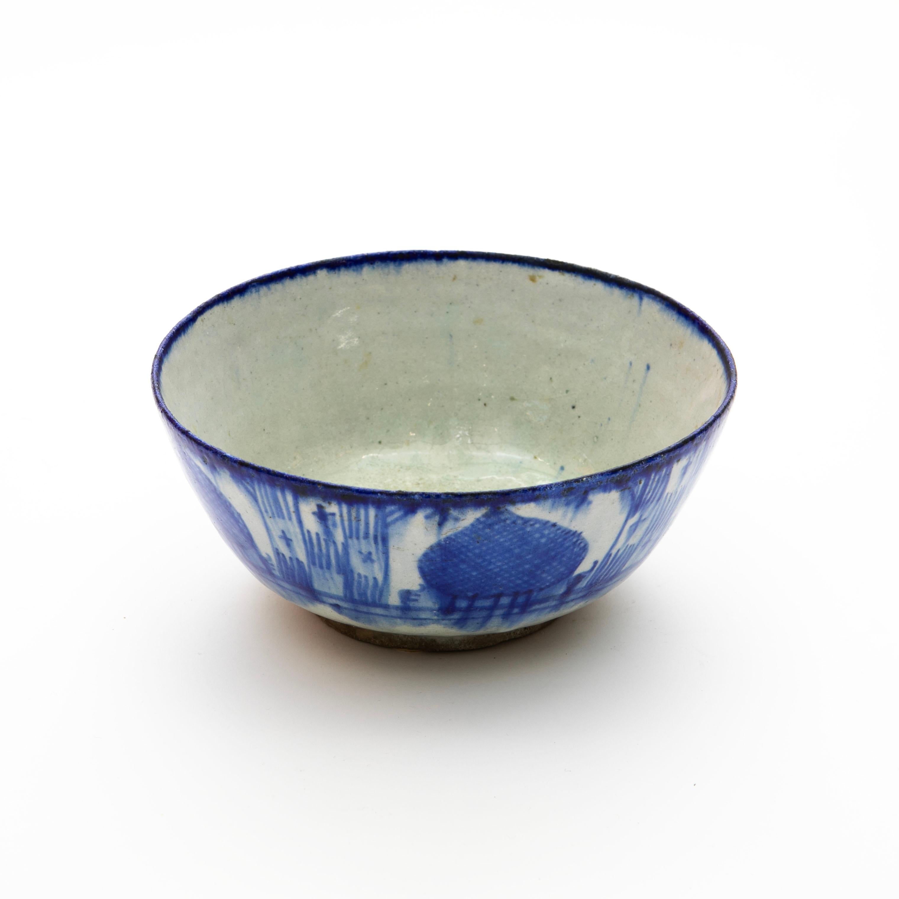 Bol décoratif en porcelaine avec une glaçure de base blanche, ornée d'un motif de glaçure bleue.
Superbe état, sans aucun défaut.

Originaire de Corée, vers 1900 ou avant