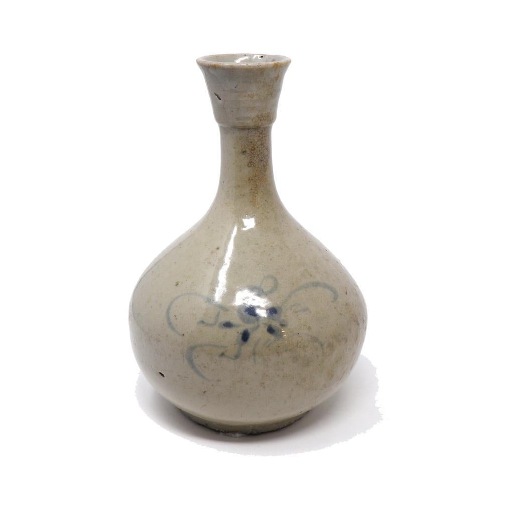 Smaltato Antico vaso coreano a bottiglia blu e bianco in vendita