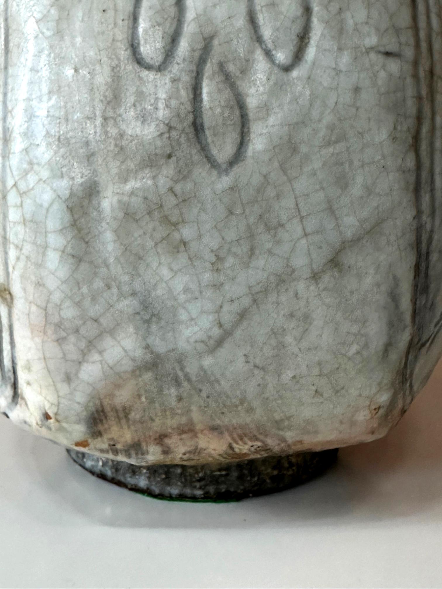 Antike Koreanische Buncheong-Flaschenvase aus Buncheong mit eingeschnittenem Design im Angebot 11