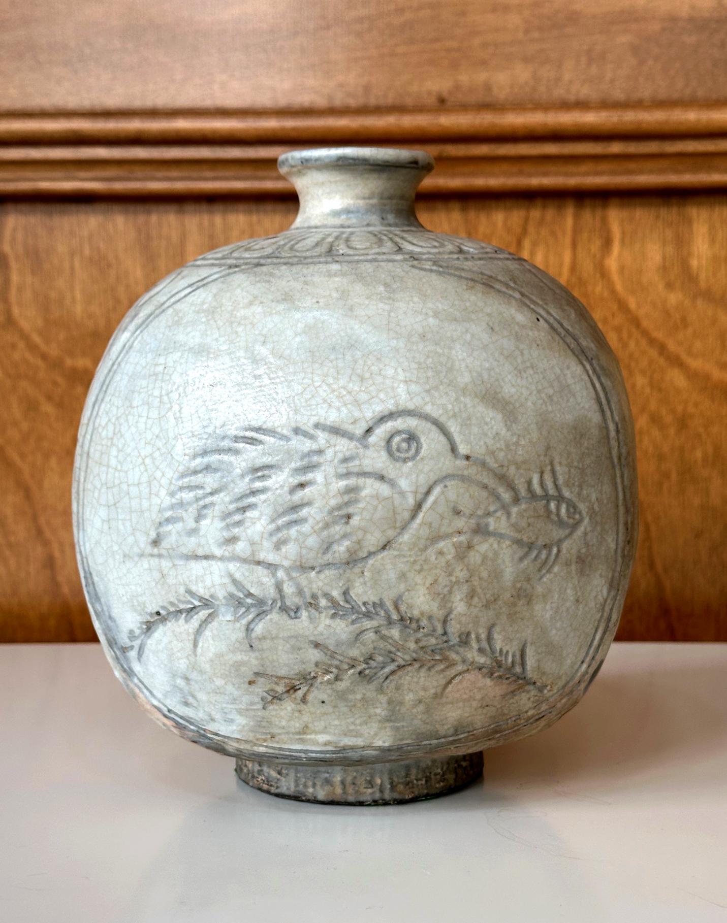 Eine koreanische Buncheong-Steinzeugvase aus der Joseon-Dynastie, circa 15. Jahrhundert. Die robuste, dickwandige Vase wurde in einer Flaschenform mit abgerundetem, quadratischem Umriss und abgeflachten Flächen hergestellt. Sie wurde als