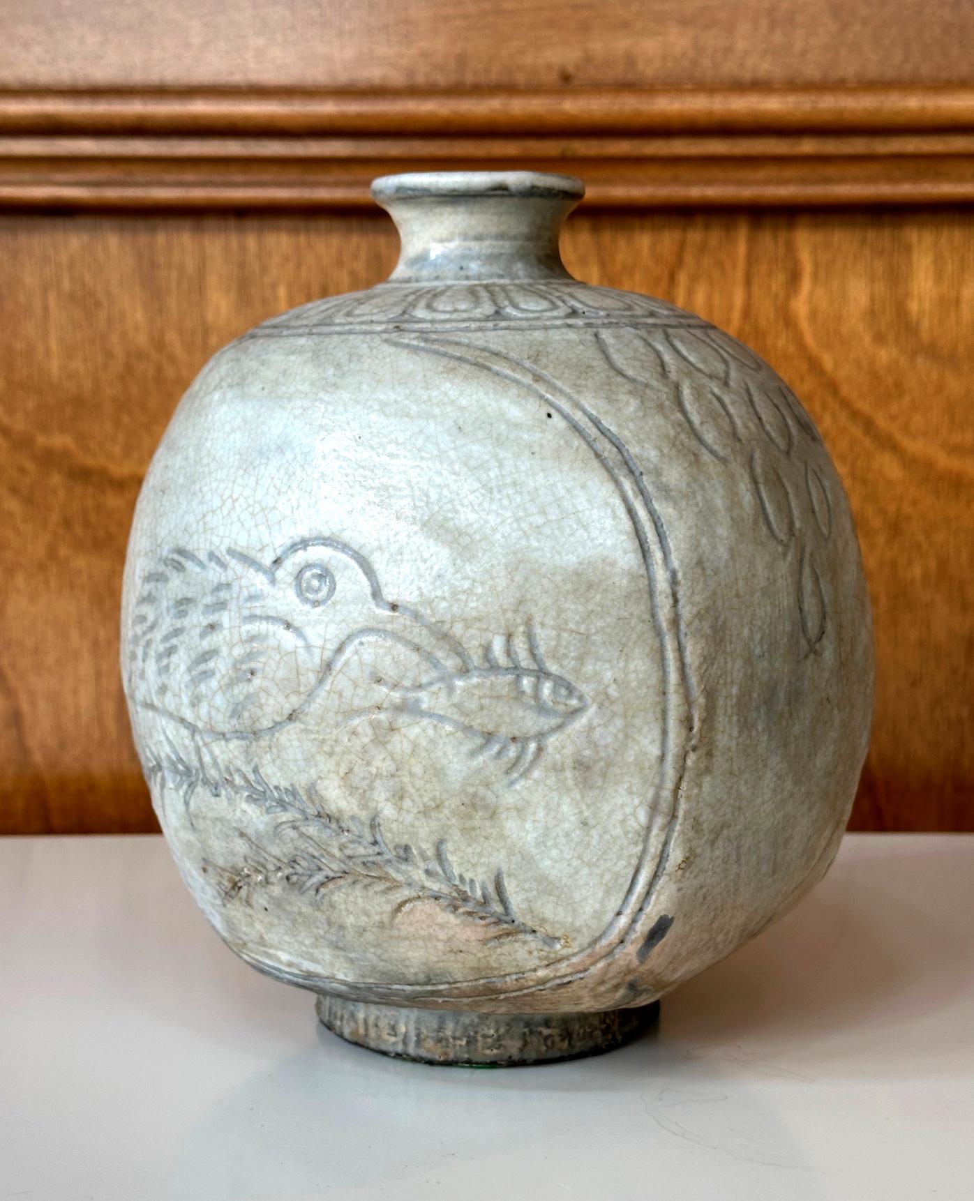 Antike Koreanische Buncheong-Flaschenvase aus Buncheong mit eingeschnittenem Design (Archaistisch) im Angebot