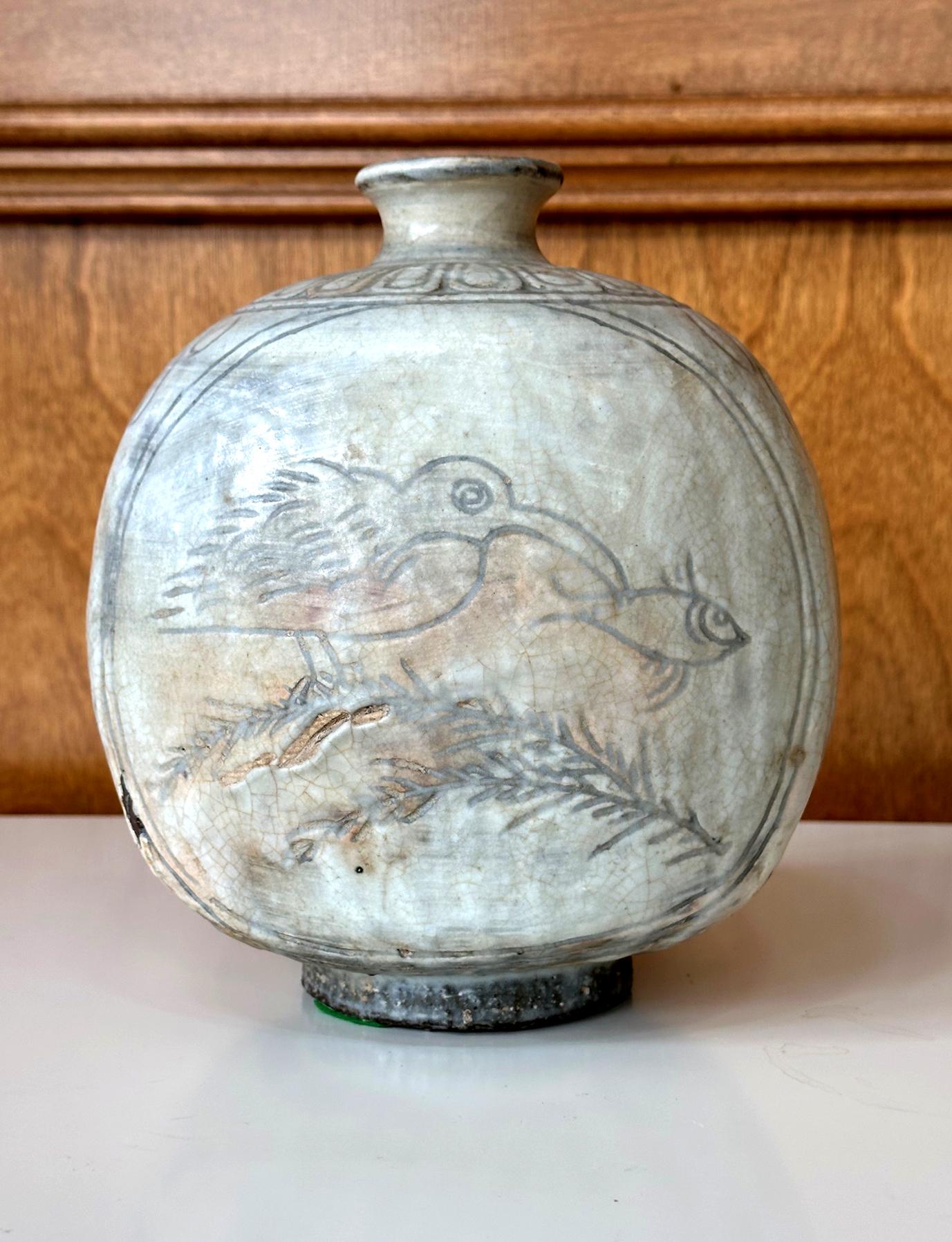 Antike Koreanische Buncheong-Flaschenvase aus Buncheong mit eingeschnittenem Design (18. Jahrhundert und früher) im Angebot