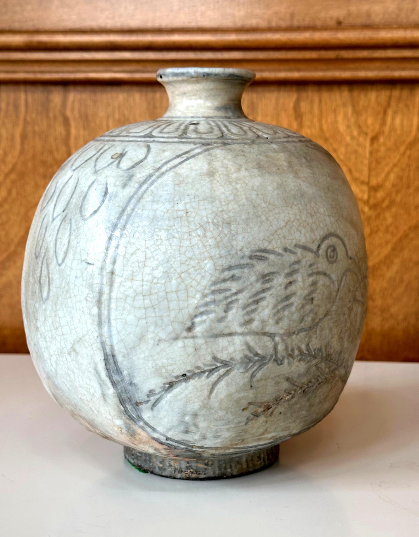 Antike Koreanische Buncheong-Flaschenvase aus Buncheong mit eingeschnittenem Design im Angebot 2