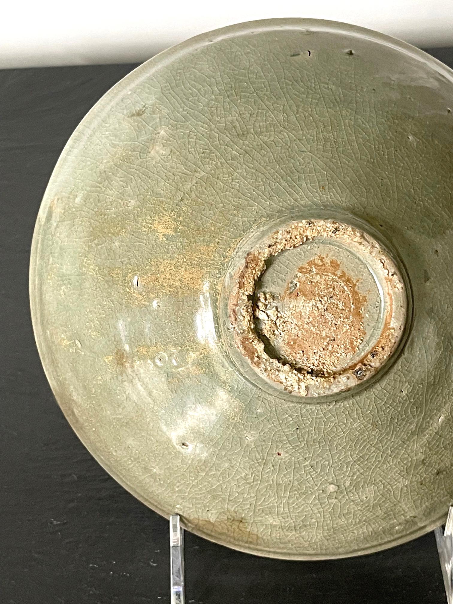Antique Korean Ceramic Bowl with Incised Design  For Sale 3