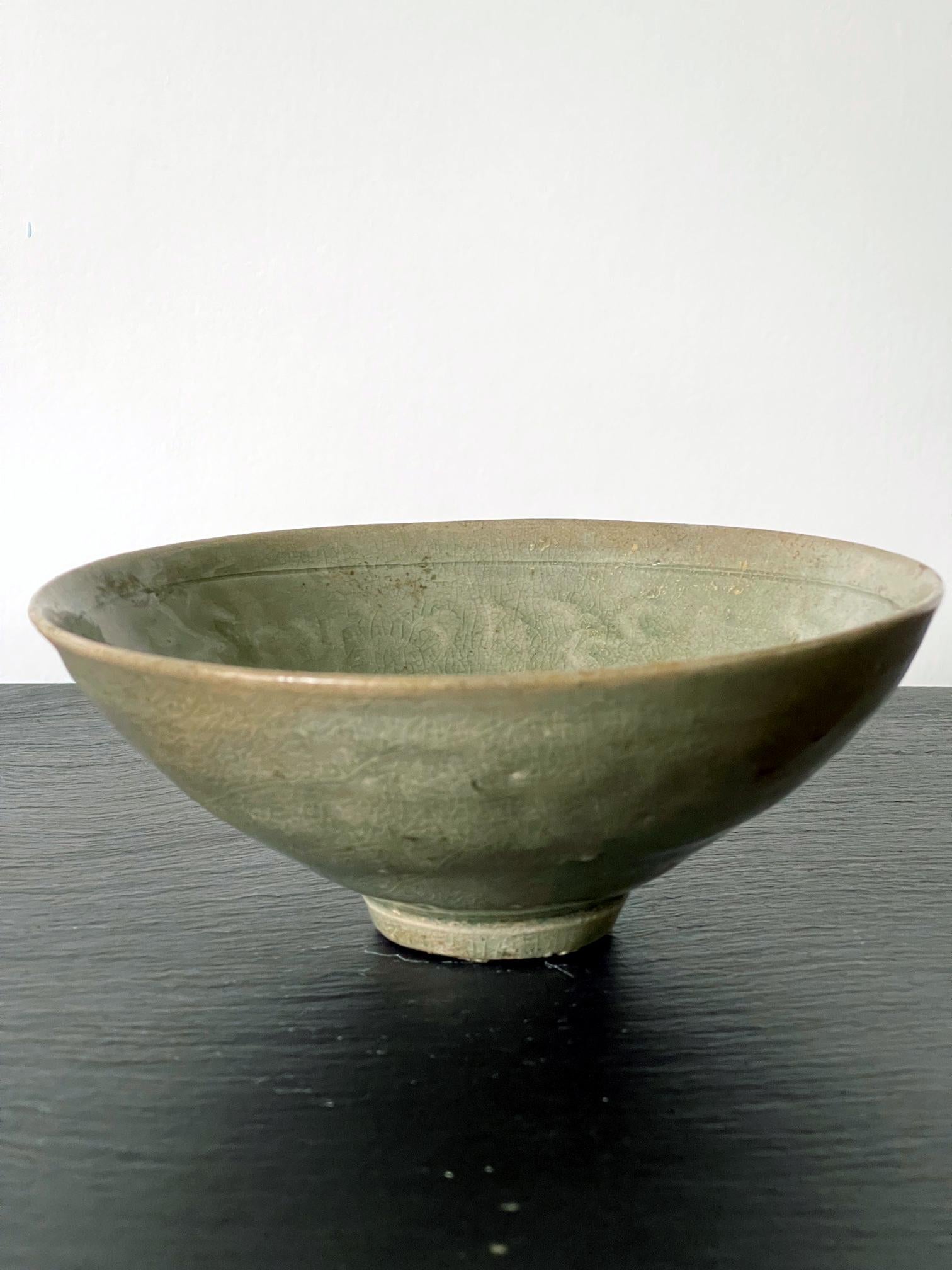 Antique Korean Ceramic Bowl with Incised Design  For Sale 7