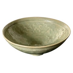 Cuenco antiguo de cerámica coreana con diseño inciso