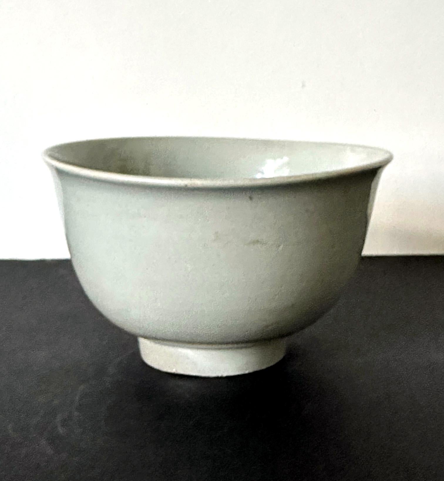 Arcaistico Antica ciotola coreana in ceramica bianca della dinastia Joseon in vendita