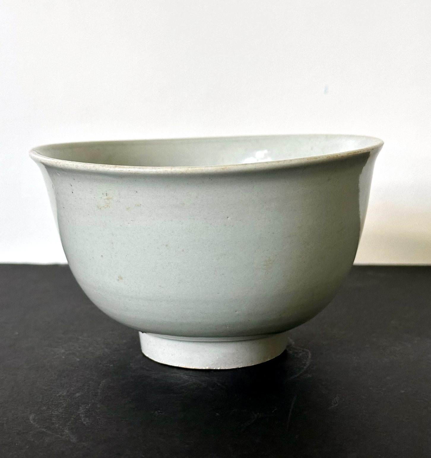 Coreano Antica ciotola coreana in ceramica bianca della dinastia Joseon in vendita