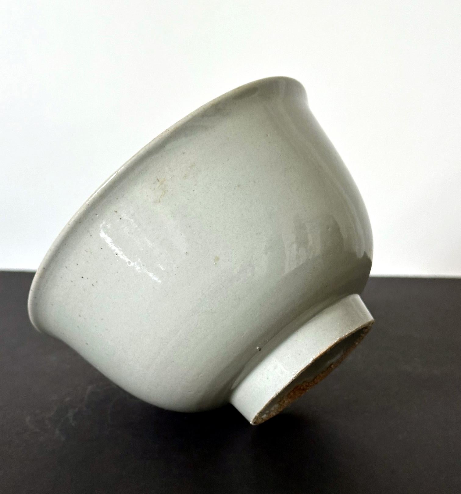 Fino al XVIII secolo Antica ciotola coreana in ceramica bianca della dinastia Joseon in vendita