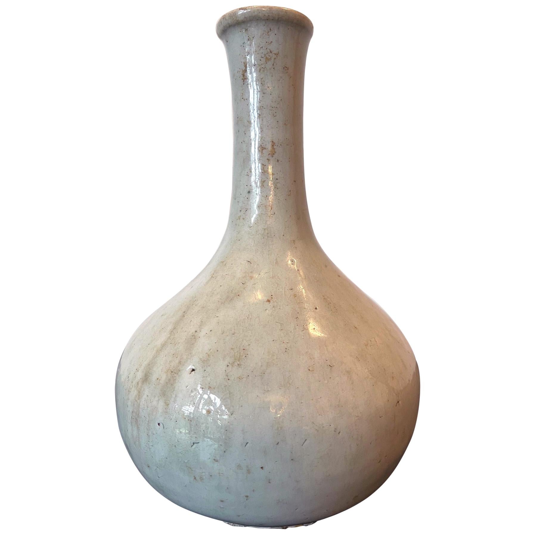 Vase bouteille coréen ancien en céramique vernissée blanche de la dynastie Joseon