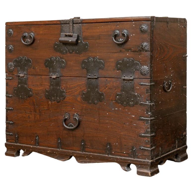 Antica cassapanca coreana da restaurare