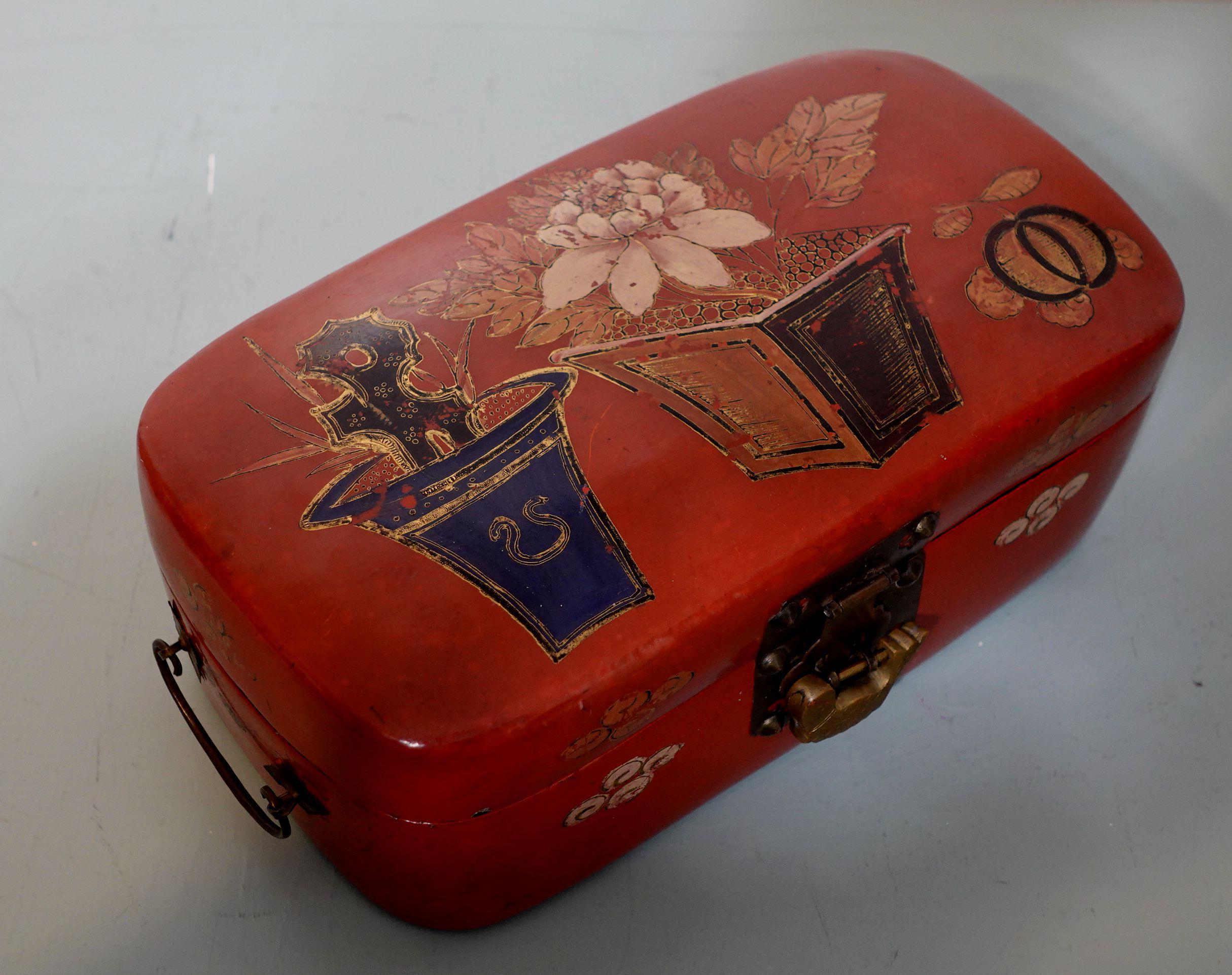Ancienne boîte coréenne en laque Cinnabar avec serrure Bon état - En vente à Norton, MA