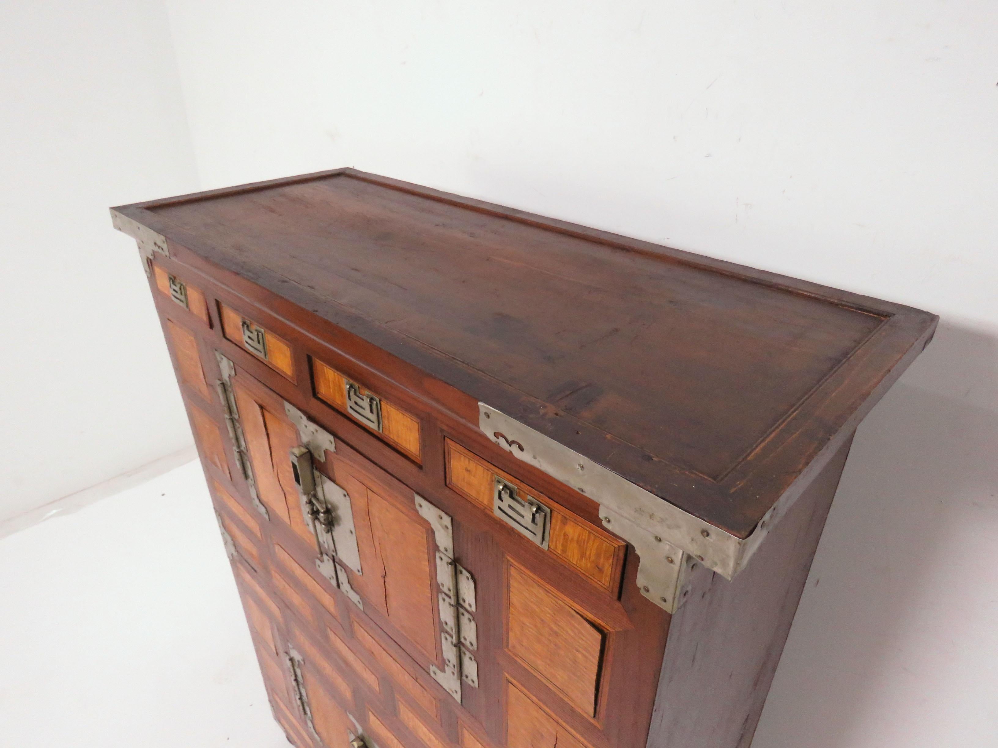 Antique Dressing Cabinet or Blanket Chest in Elm and Burl, circa Late 1800s In Good Condition In Peabody, MA