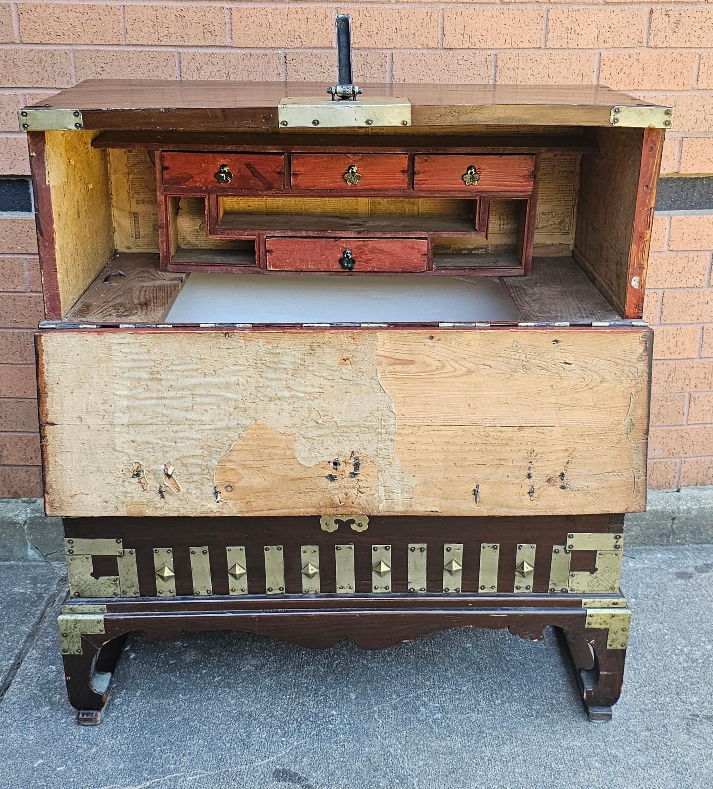 Antico olmo coreano e ottone montato  Cassapanca per le coperte Tonsu in vendita 4