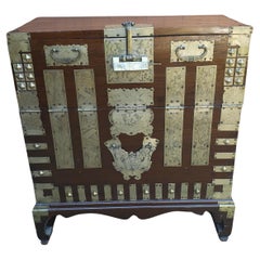 Antike koreanische Ulme und Messing montiert  Tonsu-Decken-Aufbewahrungskommode