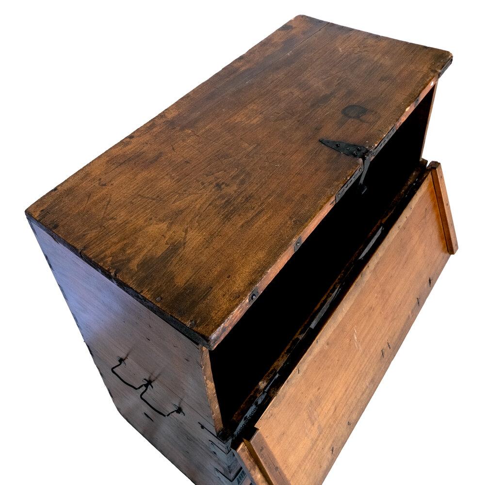 Antique Korean Garment Chest In Good Condition For Sale In Pittsburgh, PA