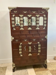 Antike koreanische Jang-Truhe mit Stand - Anfang 20. Jahrhundert