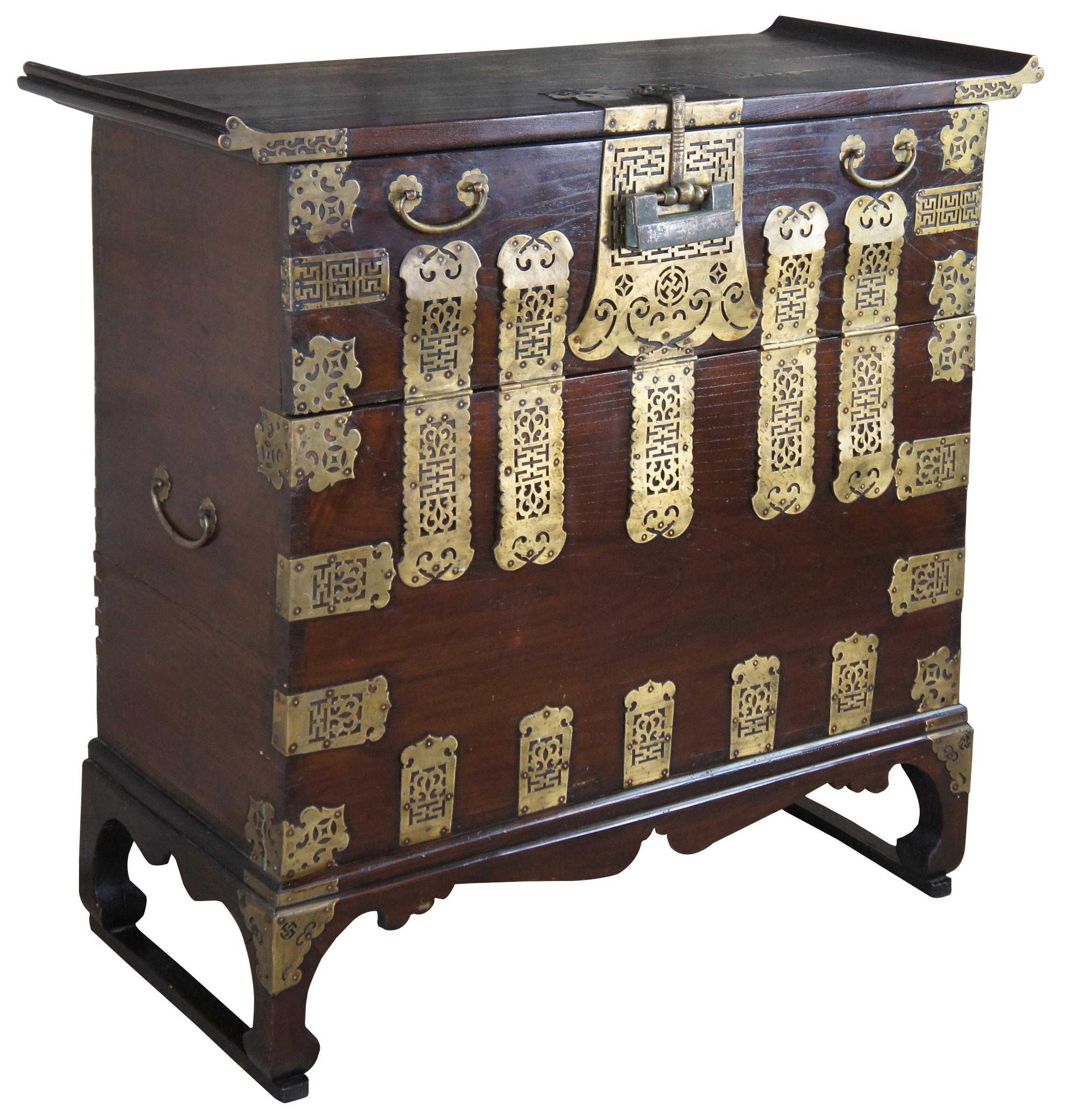 Antique Korean Bandaji chest or trunk featuring Zelkova elm frame with brass accents. The Korean name bandaji (literally meaning 
