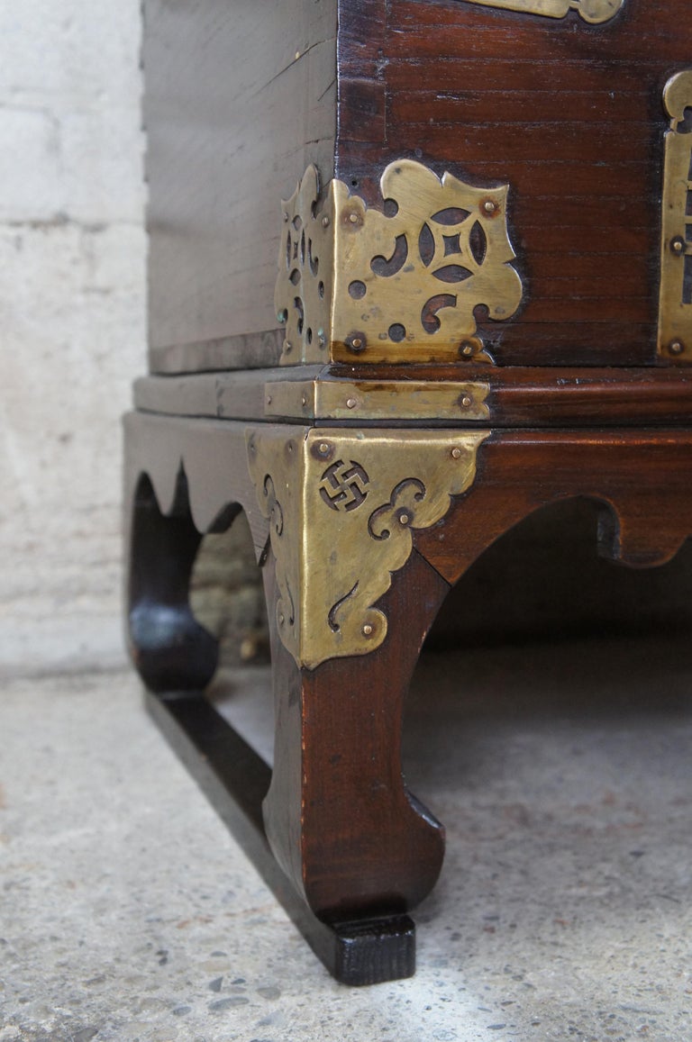 Antique Korean Joseon Dynasty Zelkova and Brass Bandaji Tansu Chest